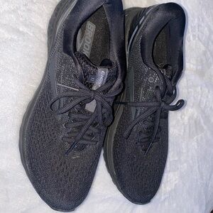 Woman’s brooks size 9 (D) GHOST 11
